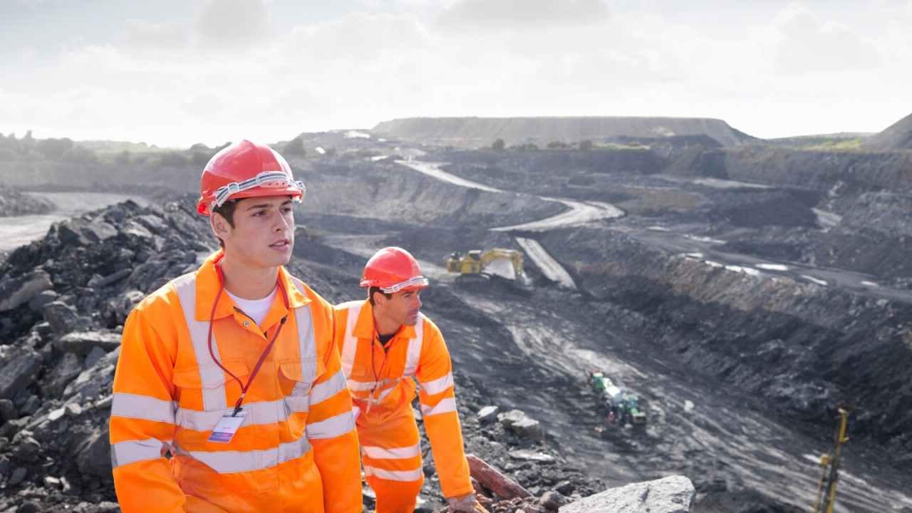工人俯视煤矿图片于2015年6月8日23:19下载